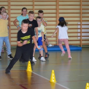 Piąty dzień półkolonii - dzień sportu na hali sportowej w Nakle Śląskim