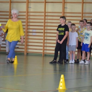 Piąty dzień półkolonii - dzień sportu na hali sportowej w Nakle Śląskim