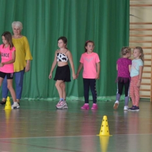 Piąty dzień półkolonii - dzień sportu na hali sportowej w Nakle Śląskim
