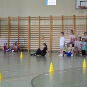 Piąty dzień półkolonii - dzień sportu na hali sportowej w Nakle Śląskim