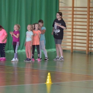 Piąty dzień półkolonii - dzień sportu na hali sportowej w Nakle Śląskim