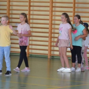 Piąty dzień półkolonii - dzień sportu na hali sportowej w Nakle Śląskim