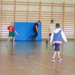 Piąty dzień półkolonii - dzień sportu na hali sportowej w Nakle Śląskim