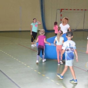Piąty dzień półkolonii - dzień sportu na hali sportowej w Nakle Śląskim