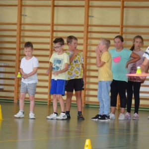 Piąty dzień półkolonii - dzień sportu na hali sportowej w Nakle Śląskim