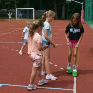 Pierwszy dzień półkolonii - zabawy na boisku sportowym