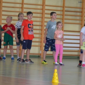 Piąty dzień półkolonii - dzień sportu na hali sportowej w Nakle Śląskim
