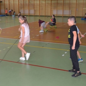 Piąty dzień półkolonii - dzień sportu na hali sportowej w Nakle Śląskim