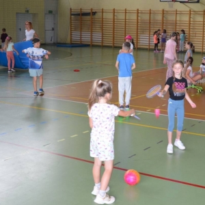 Piąty dzień półkolonii - dzień sportu na hali sportowej w Nakle Śląskim