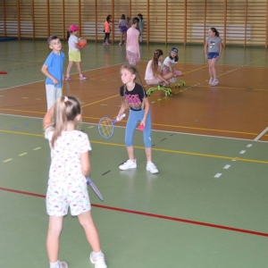 Piąty dzień półkolonii - dzień sportu na hali sportowej w Nakle Śląskim