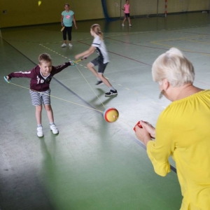 Piąty dzień półkolonii - dzień sportu na hali sportowej w Nakle Śląskim
