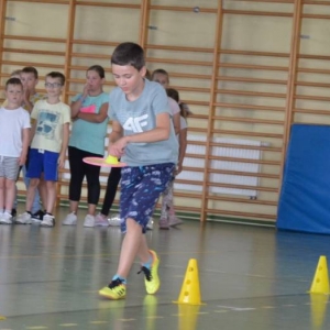 Piąty dzień półkolonii - dzień sportu na hali sportowej w Nakle Śląskim