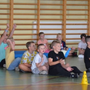 Piąty dzień półkolonii - dzień sportu na hali sportowej w Nakle Śląskim