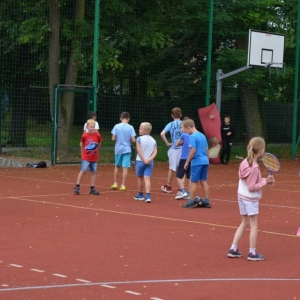 Pierwszy dzień półkolonii - zabawy na boisku sportowym