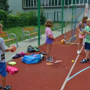 Pierwszy dzień półkolonii - zabawy na boisku sportowym