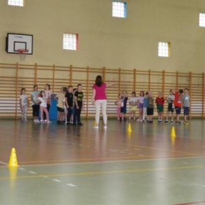 Piąty dzień półkolonii - dzień sportu na hali sportowej w Nakle Śląskim