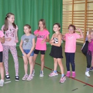 Piąty dzień półkolonii - dzień sportu na hali sportowej w Nakle Śląskim