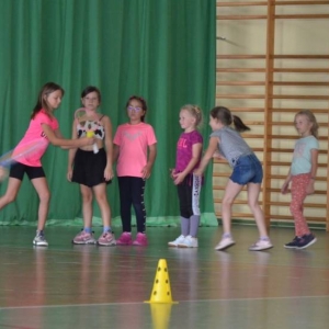 Piąty dzień półkolonii - dzień sportu na hali sportowej w Nakle Śląskim