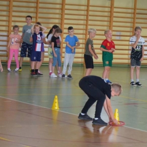Piąty dzień półkolonii - dzień sportu na hali sportowej w Nakle Śląskim
