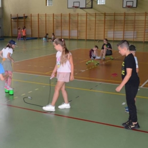 Piąty dzień półkolonii - dzień sportu na hali sportowej w Nakle Śląskim
