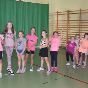 Piąty dzień półkolonii - dzień sportu na hali sportowej w Nakle Śląskim