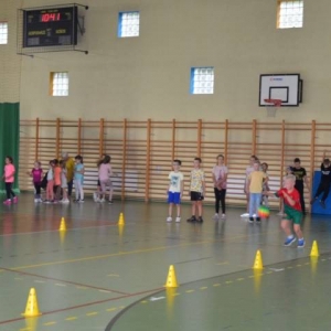 Piąty dzień półkolonii - dzień sportu na hali sportowej w Nakle Śląskim
