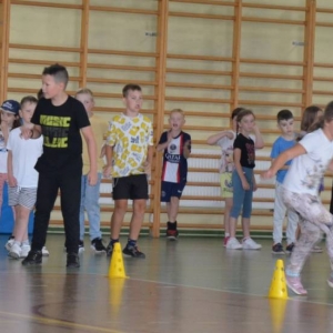 Piąty dzień półkolonii - dzień sportu na hali sportowej w Nakle Śląskim