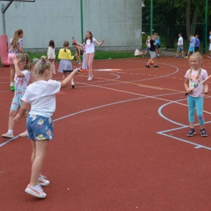 Pierwszy dzień półkolonii - zabawy na boisku sportowym