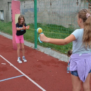 Pierwszy dzień półkolonii - zabawy na boisku sportowym