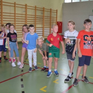 Piąty dzień półkolonii - dzień sportu na hali sportowej w Nakle Śląskim