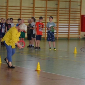 Piąty dzień półkolonii - dzień sportu na hali sportowej w Nakle Śląskim