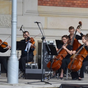 Zdjęcie przedstawia koncert wakacyjny Orkiestry Śląskich Kameralistów