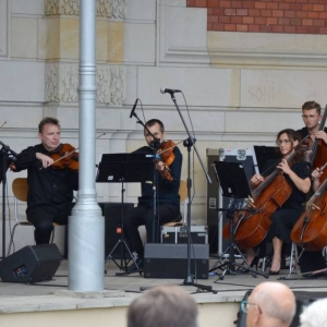 Zdjęcie przedstawia koncert wakacyjny Orkiestry Śląskich Kameralistów