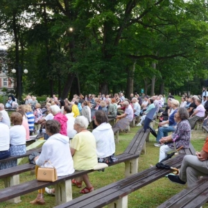 Zdjęcie przedstawia koncert wakacyjny Orkiestry Śląskich Kameralistów