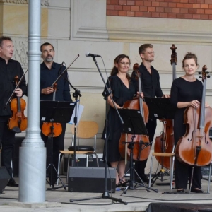Zdjęcie przedstawia koncert wakacyjny Orkiestry Śląskich Kameralistów