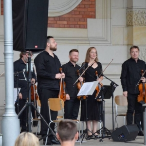 Zdjęcie przedstawia koncert wakacyjny Orkiestry Śląskich Kameralistów