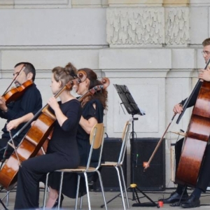 Zdjęcie przedstawia koncert wakacyjny Orkiestry Śląskich Kameralistów
