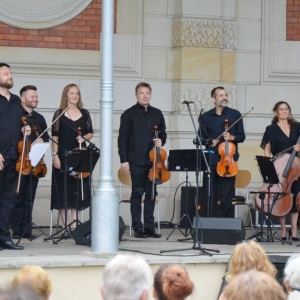 Zdjęcie przedstawia koncert wakacyjny Orkiestry Śląskich Kameralistów