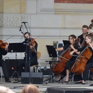 Zdjęcie przedstawia koncert wakacyjny Orkiestry Śląskich Kameralistów
