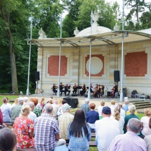 Zdjęcie przedstawia koncert wakacyjny Orkiestry Śląskich Kameralistów