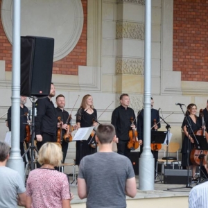 Zdjęcie przedstawia koncert wakacyjny Orkiestry Śląskich Kameralistów