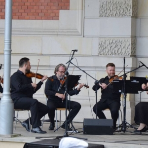 Zdjęcie przedstawia koncert wakacyjny Orkiestry Śląskich Kameralistów