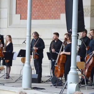 Zdjęcie przedstawia koncert wakacyjny Orkiestry Śląskich Kameralistów