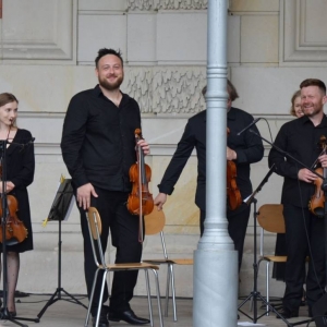 Zdjęcie przedstawia koncert wakacyjny Orkiestry Śląskich Kameralistów