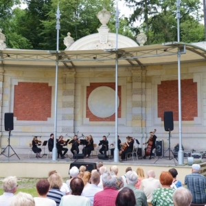 Zdjęcie przedstawia koncert wakacyjny Orkiestry Śląskich Kameralistów