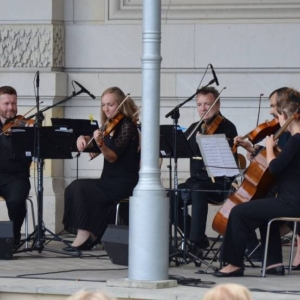 Zdjęcie przedstawia koncert wakacyjny Orkiestry Śląskich Kameralistów