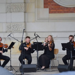 Zdjęcie przedstawia koncert wakacyjny Orkiestry Śląskich Kameralistów