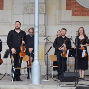 Zdjęcie przedstawia koncert wakacyjny Orkiestry Śląskich Kameralistów