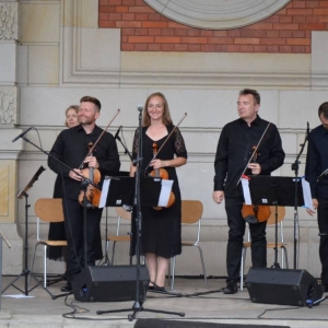 Zdjęcie przedstawia koncert wakacyjny Orkiestry Śląskich Kameralistów