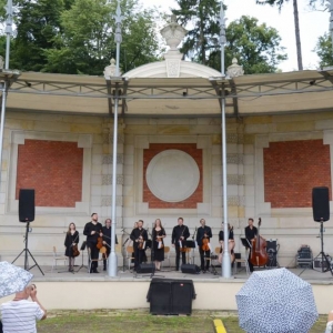 Zdjęcie przedstawia koncert wakacyjny Orkiestry Śląskich Kameralistów